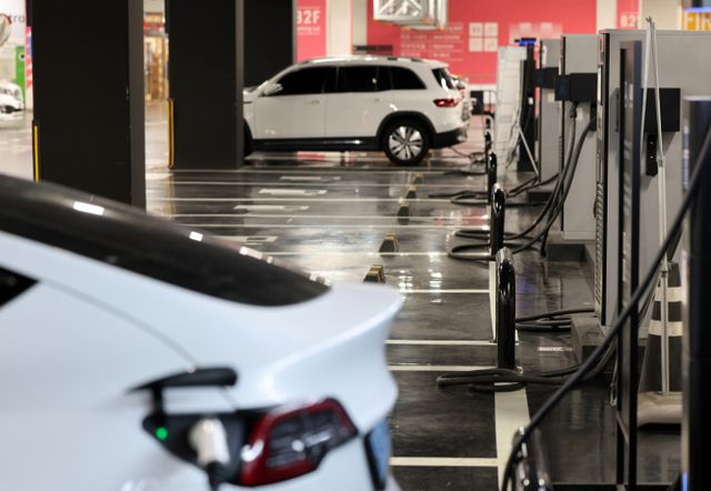 서울 종로구 정부서울청사 인근의 전기차에서 불이 났다는 신고가 접수됐다. 사진은 지난해 10월10일 서울시내 한 지하주차장에 운영되고 있는 전기자동차 전용 충전구역 모습. 해당 기사와 상관없음. /사진=뉴시스