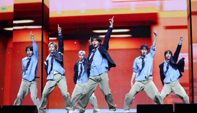 라이즈(RIIZE)가 19일 오전 서울 용산구 블루스퀘어에서 가진 첫 정규 앨범 '오디세이(ODYSSEY)' 발매 기념 쇼케이스에서 타이틀 곡 'Fly Up'(플라이 업)을 선보이고 있다./사진=뉴스1