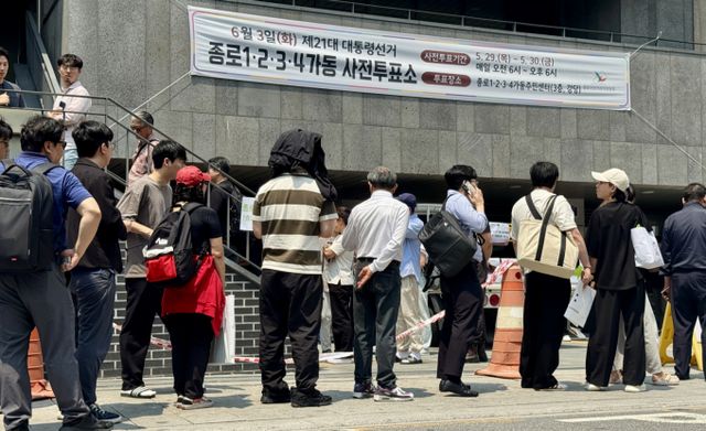 제21대 대통령선거 사전투표 첫 날인 29일 서울 종로구 종로1·2·3·4가동 주민센터 투표소에 마련된 투표소에서 직장인들이 점심시간을 이용해 투표를 위해 길게 줄을 늘어서 있다. / 사진=뉴스1 유승관 기자 /사진=(서울=뉴스1) 유승관 기자