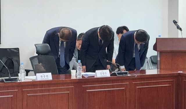 더불어민주당 중앙선대위 노동본부가 연 29일 국회에서 '반복되는 SPC 중대재해, 이대로 둘 수 없다-대책과 예방, 책임주체 강화를 위한 긴급 간담회'에서 (왼쪽부터)황종현 SPC삼립 이사회 의장, 김범수 대표이사, 도세호 SPC 대표이사가 고개를 숙였다. /사진=뉴스1