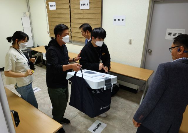 제21대 대통령선거 사전투표 첫날인 29일 오후 투표가 종료되자 선거관리위원회 관계자들이 서울 동대문구·성동구 합동청사에서 사전투표함을 관내 투표함 보관실으로 옮기고 있다. / 사진=뉴시스 황준선 기자 
