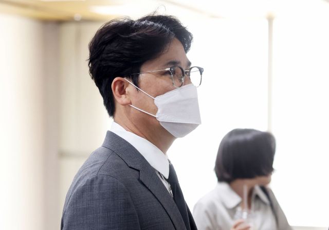 뒷돈을 받은 장정석 전 KIA타이거즈 단장과 김종국 전 감독이 1심에 이어 항소심에서도 무죄를 선고받았다. 사진은 서울 서초구 고등법원에서 열린 항소심 재판에 출석하는 장정석 KIA타이거즈 전 단장의 모습. /사진=뉴시스 