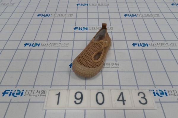 서울시 검사 결과 해외 직구로 구입한 한 어린이용 신발 가죽 코팅 부분에서 납이 국내 기준치의 25배 이상 초과 검출됐다. 사진은 유해물질이 국내 기준치를 초과한 어린이용 제품. /사진=서울시 제공