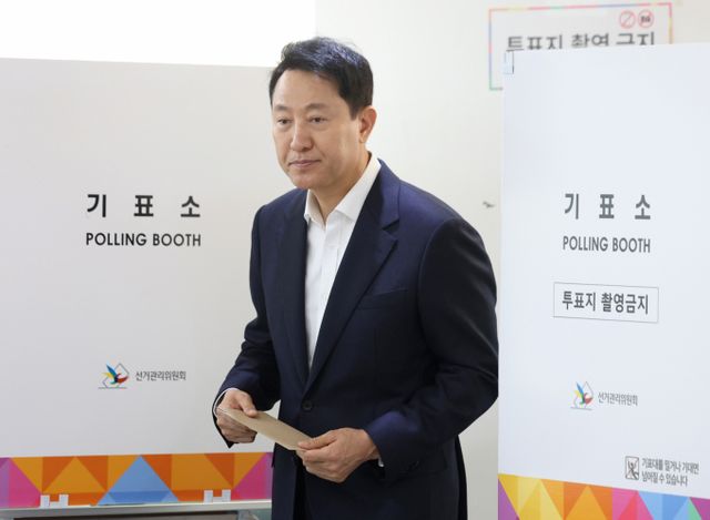 명태균씨 관련 의혹을 수사 중인 검찰은 오세훈 서울시장을 추가 소환할 예정이다. 사진은 29일 서울 중구 중림동주민센터에 마련된 제21대 대통령선거 사전투표소에서 사전투표하는 오세훈 서울시장. /사진=뉴시스