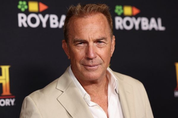 케빈 코스트너가 각본에 없던 성폭행 장면을 추가했다는 이유로 대역 여배우에게 소송당했다. 사진은 2024년 9월21일 미국 로스앤젤레스의 아카데미 영화 박물관 데이비드 게펜 극장에서 열린 HISTORYTalks 3부작 당일 포즈를 취하고 있는 케빈 코스트너의 모습. /사진=로이터