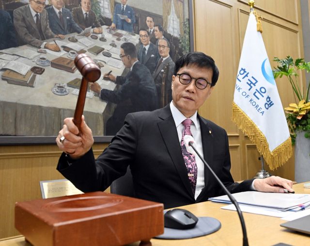  이창용 한국은행 총재가 29일 서울 중구 한국은행에서 열린 금융통화위원회 본회의에서 의사봉을 두드리고 있다./사진=공동취재단