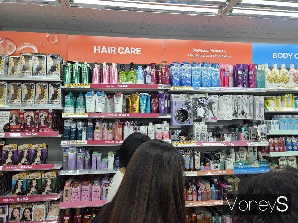 지난 28일 서울 중구의 다이소 매장에서 일본인 관광객들이 탈모 제품을 구매하고 있다. /사진 = 이수빈 기자