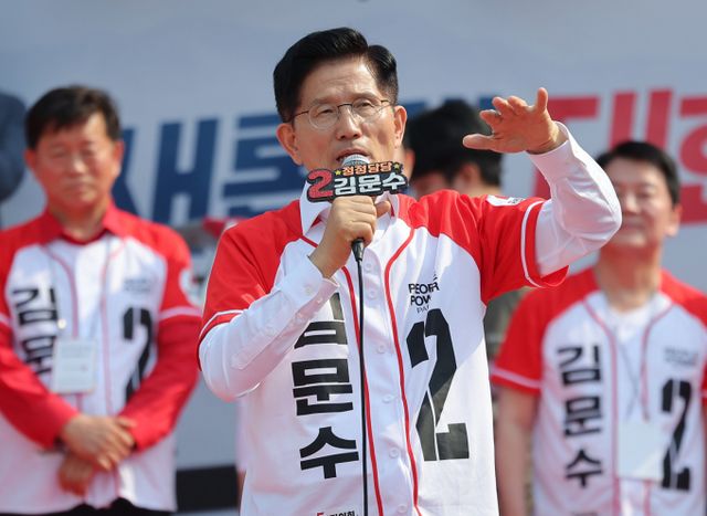 김문수 국민의힘 대선 후보가 29일 오후 경기 군포 유세를 통해 행정 성과를 강조했다. 사진은 이날 오후 경기 안산에서 유권자들의 지지를 호소하는 김 후보. /사진=뉴시스(공동취재)