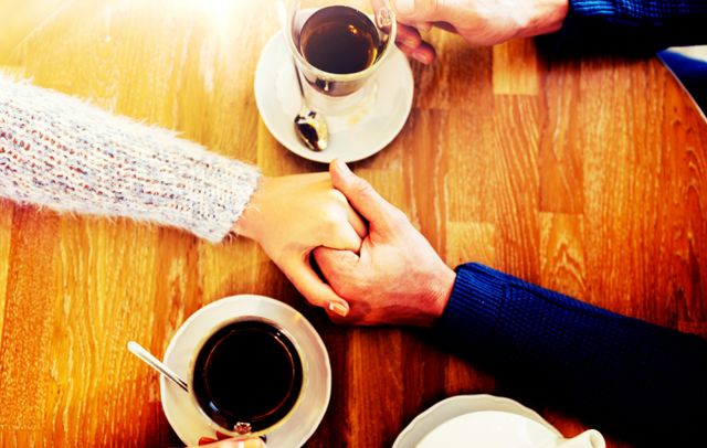 다른 남성들과 지나친 스킨십을 하는 아내로 인해 이혼을 고민 중이라는 30대 남성의 사연이 소개됐다. 사진은 기사내용과 무관함. /사진=이미지투데이