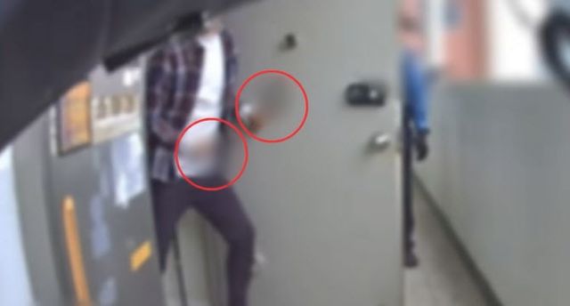 구미 한 아파트에서 흉기를 든 남성이 배회하다 경찰에 붙잡혔다. /사진=경찰청 유튜브 캡처