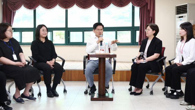 김문수 국민의힘 대선 후보가 29일 오후 경기 안산에서 사회복지사들과 간담회를 진행했다. 사진은 간담회에 참석한 김 후보(가운데). /사진=뉴시스(공동취재)