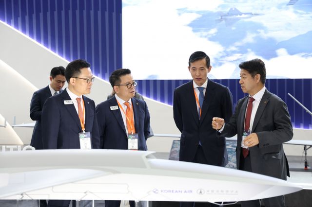 김동관 부회장이 MADEX(국제해양방위산업전) 이튿날인 29일 한화 방산계열사 사장들과 관계자로부터 설명을 듣고 있다. /사진=한화