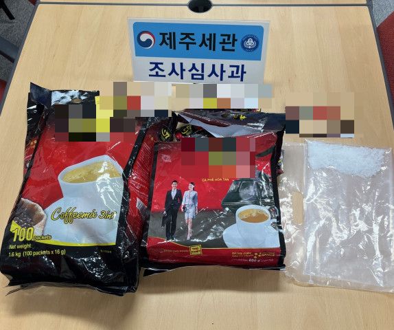 커피믹스에 다량의 필로폰을 숨겨 밀반입한 필리핀인이 법원으로부터 중형을 선고받았다. 사진은 제주세관이 지난 3월24일 제주국제공항에서 마약을 밀수한 핀리핀인을 적발한 가운데 그의 캐리어에서 나온 스틱형 커피믹스로 위장한 필로폰. /사진=제주지방검찰청