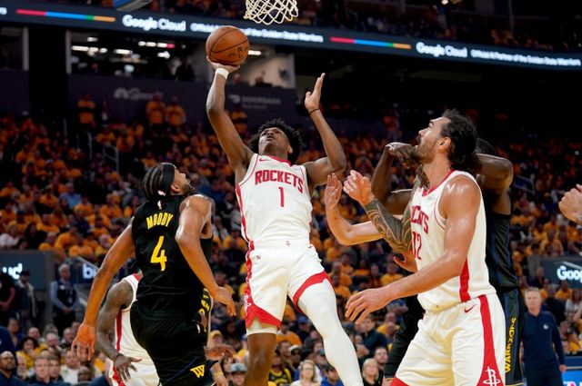 휴스턴 로케츠가 3일(이하 한국시각) 캘리포니아주 샌프란시스코 체이스센터에서 열린 2024-2025 서부 콘퍼런스 플레이오프 1라운드 6차전에 출전해 골든스테이트 워리어스를 115-107로 이겼다. 1승 3패 탈락 위기에서 2연승을 한 휴스턴은 3승 3패 동률을 이뤄 홈에서 열리는 7차전 승리팀이 2라운드에 진출한다./사진=로이터