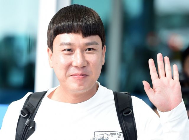 가수 이상민이 2016년 ‘정글의 법칙’ 촬영차 인천국제공항을 통해 동티모르로 출국하며 인사하고 있다. /사진=인천 뉴스1 권현진 기자