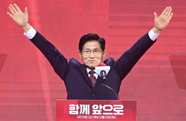 김문수 국민의힘 대선 후보가 3일 경기 고양시 일산 킨텍스에서 열린 제5차 전당대회에서 대선 승리 의지를 다졌다. 사진은 이날 국민의힘 대선 후보로 선출된 김 후보. /사진=뉴스1(공동취재)