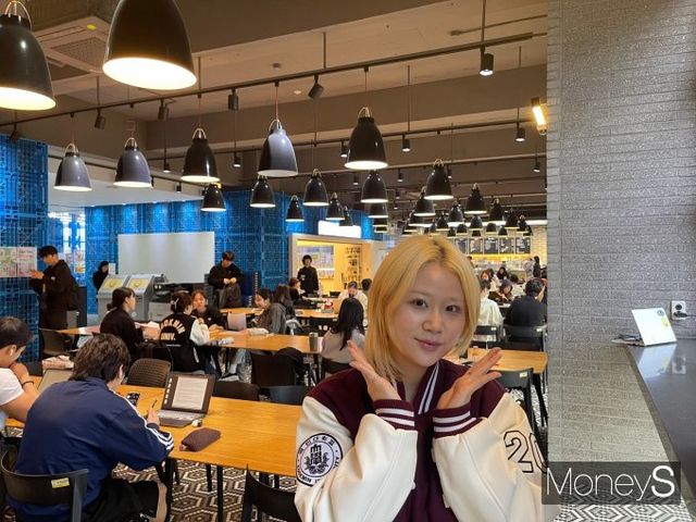 사진은 지난 22일 시험기간 중 포즈를 취하는 21학번 대학생 최선재씨의 모습. /사진=유찬우 기자