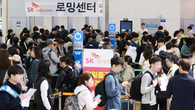 1일 인천국제공항 제1여객터미널 SK텔레콤 로밍센터에서 여행객들이 유심 교체를 위해 대기하고 있다. /사진=뉴스1