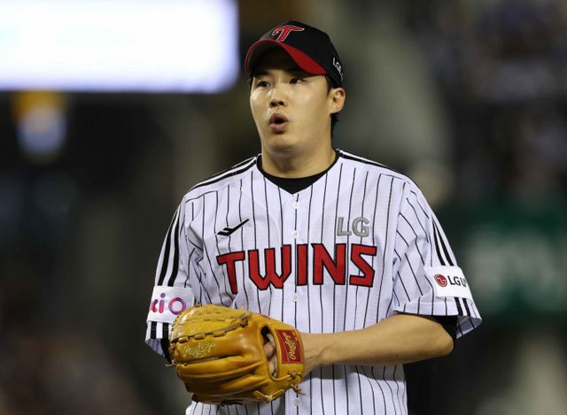 지난달 16일 서울 송파구 잠실야구장에서 열린 2025 KBO리그 LG 트윈스와 삼성 라이온즈의 경기에서 6회초를 마친 LG 선발 임찬규가 덕아웃을 향하는 모습. /사진=뉴시스