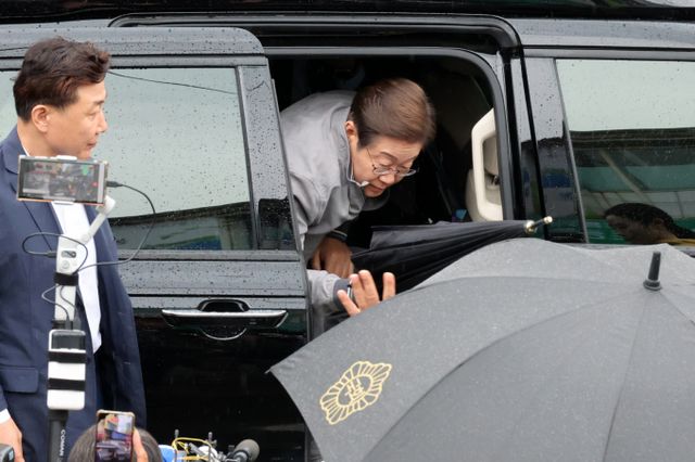 이종철 국민먼저캠프 대변인이 3일 논평을 통해 이재명 더불어민주당 대선 후보를 비판했다. 사진은 이날 강원 속초중앙시장을 방문하기 위해 경호를 받으며 차에서 내리는 이 후보. /사진-뉴시스