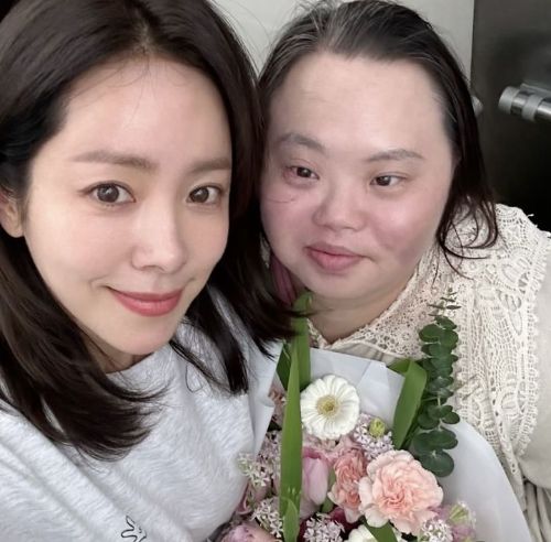 배우 한지민과 작가 정은혜. /사진=정은혜 인스타그램 캡처. 