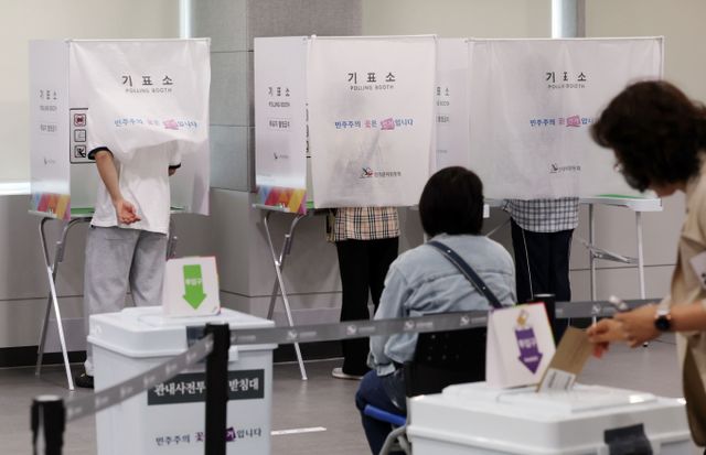 21대 대통령선거 사전투표 기간인 30일 부산 연제구청에 마련된 사전투표소에서 시민들이 소중한 한 표를 행사하고 있다. / 사진=뉴시스 하경민 기자 