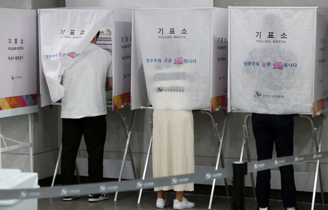 제21대 대통령선거 사전투표 기간인 30일 부산 연제구청에 마련된 사전투표소에서 시민들이 소중한 한 표를 행사하고 있다. / 사진=뉴시스 하경민 기자 