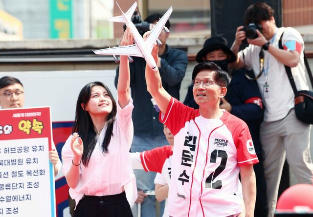 김문수 국민의힘 대통령 후보가 30일 오전 충북 충주 젊음의 거리에서 열린 유세에서 청년들로부터 비행기를 전달 받고 있다. /사진=뉴스1