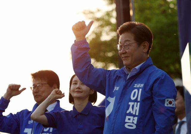 이재명 더불어민주당 대통령 후보가 6·3 대선 사전투표 마지막 날 '공정'이라는 키워드를 전면에 내세우며 강원·충북에서의 유세를 이어갔다.사진은 이재명 더불어민주당 대선후보가 30일 오후 충북 충주시 충주체육관 시계탑광장에서 열린 유세에서 시민들에게 인사하고 있는 모습. /사진=뉴시스