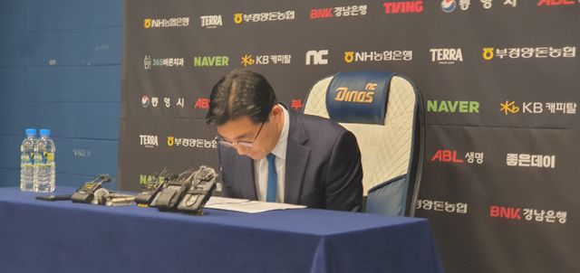 NC다이노스가 구조물 추락에 구단 관실이 없음을 강조했다. 사진은 30일 경남 창원NC파크에서 홈경기 재개를 앞두고 진행된 기자회견에 참석한 이진만 NC대표의 모습. /사진=뉴시스 