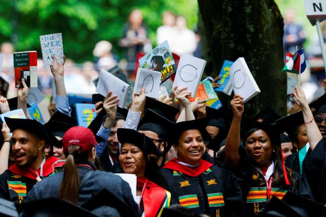 하버드 대학교 외국인 유학생들이 도널드 트럼프 행정부의 강경 정책 시행에 전학 문의를 하고 있다. 사진은 지난 29일(현지시각) 하버드대 제374회 졸업식의 모습. /사진=로이터