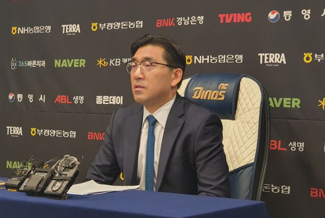 NC다이노스가 연고지 이전 가능성을 시사했다. 사진은 30일 경남 창원NC파크에서 홈경기 재개를 앞두고 진행된 기자회견에 참석한 이진만 NC대표의 모습. /사진=뉴시스