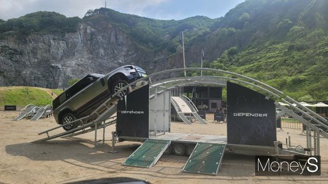 올 뉴 디펜더 OCTA는 더 길어진 전장에도 전·후방의 짧은 오버행이 37.5도의 접근각과 28.5도의 이탈각을 제공해 언덕길을 오를 때도 문제없다. /사진=김창성 기자