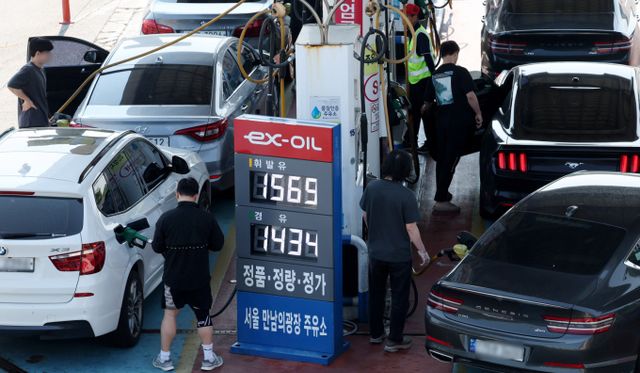 지난 25일 서울 서초구 경부고속도로 부산방향 만남의 광장 주유소에서 시민들이 각자의 차량에 기름을 넣고 있다. /사진=뉴시스