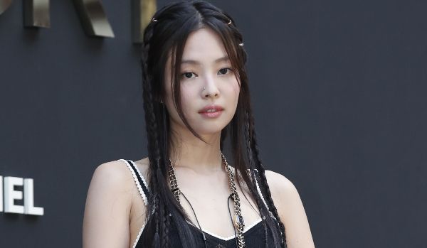 블랙핑크 제니가 서울대학교 의과대학에 1억원을 기부했다. 사진은 블랙핑크 제니가 명품 브랜드 팝업 포토월 행사에 참석한 모습. /사진=뉴스1