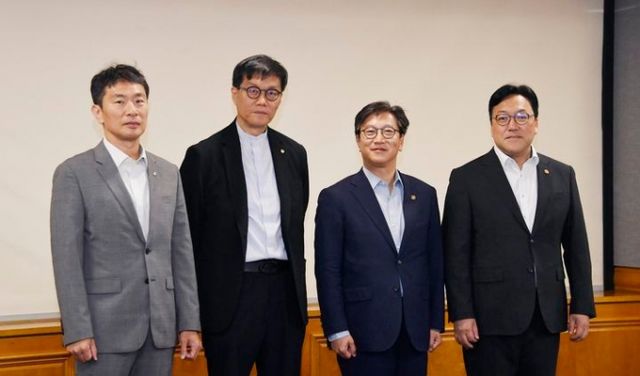  김범석 기획재정부 장관 직무대행 1차관이 30일 오전 서울 중구 은행회관에서 열린 '거시경제·금융현안 간담회' 시작에 앞서 기념촬영 하고 있다. 왼쪽부터 이복현 금융감독원장, 이창용 한국은행 총재, 김 직무대행, 김병환 금융위원장./사진=기획재정부