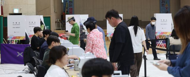 제21대 대통령선거 사전투표 마지막 날인 30일 오전 인천시 미추홀구 용현초등학교에 마련된 사전투표소에서 유권자들이 투표를 하고 있다. / 사진=뉴시스 전진환 기자 /사진=전진환