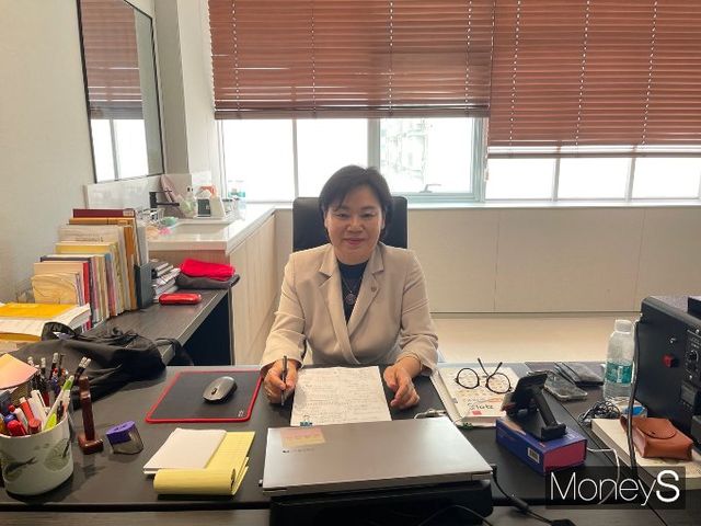 한국여성유권자연맹 중앙부회장 최분희씨(60)는 '엄마'의 마음을 이해하며 30년 동안 연구를 이어오고 있다. 사진은 30일 오후 업무를 보고 있는 최씨. /사진=유찬우 기자