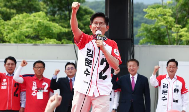 김문수 국민의힘 대선 후보가 30일 'MS노믹스' 정책을 공개했다. 사진은 이날 경기 가평 유세에 나선 김 후보. /사진=뉴스1