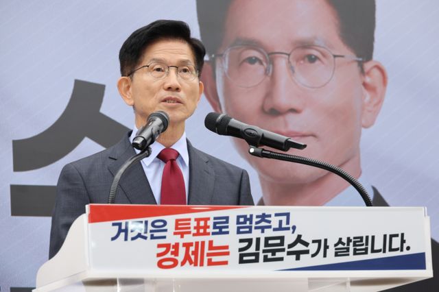 김문수 국민의힘 대선 후보가 30일 대국민 호소문을 통해 유권자들의 지지를 호소했다. 사진은 대국민 호소문을 발표하는 김 후보. /사진=뉴스1