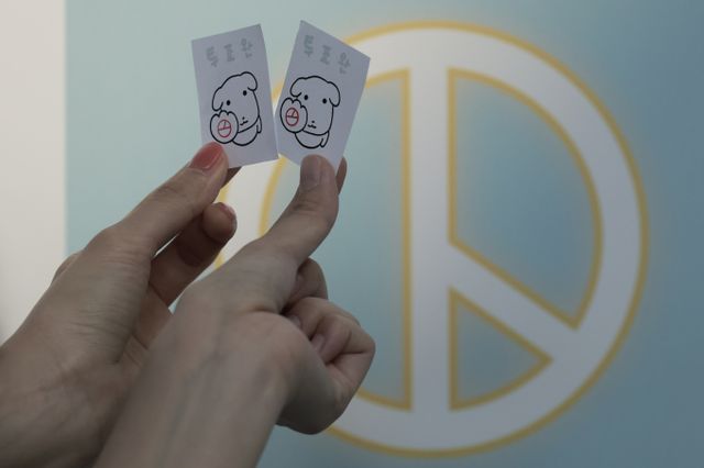 제21대 대통령 선거 사전투표 마지막 날인 30일 인천국제공항 제1터미널 출국장에 설치된 사전투표소를 찾은 유권자들이 투표를 마친 뒤 인증사진을 찍고 있다. / 사진=뉴시스 정병혁 기자 