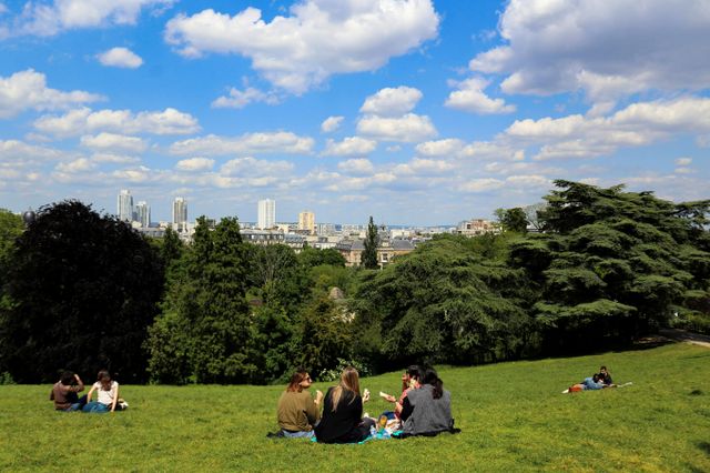 프랑스 정부가 어린이 보호를 위해 오는 7월부터 해변, 공원 등 야외 공공장소에서 흡연을 전면금지한다며 규제 위반 시 벌금은 135유로(약 21만원)라고 전했다. 사진은 지난 9일(현지시각) 프랑스 파리 뷔트 쇼몽 공원에서 시민들이 휴식을 취하는 모습. /사진=로이터