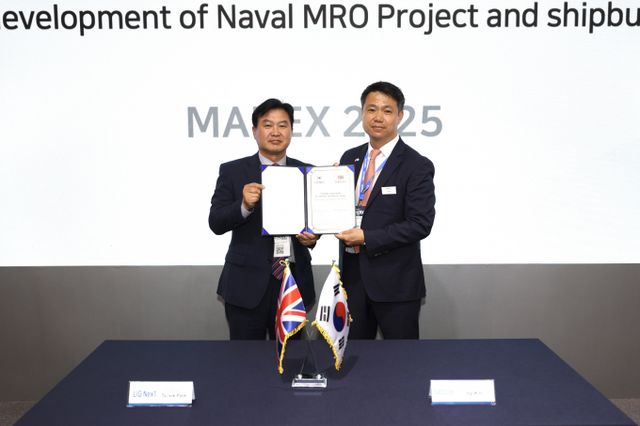 박태식(왼쪽) LIG넥스원 미사일시스템사업부문장과 일기 킴 밥콕 마린 최고영업책임자가 29일 국제해양방위산업전(MADEX 2025) 전시회 현장에서 '함정 MRO 사업개발 및 신규 함정 건조사업 공동참여 프로젝트 추진을 위한 협력합의서'를 체결했다. /사진=LIG넥스원