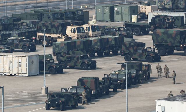 미국 국방부 관계자가 주한미군 감축 가능성에 대해 배제하지 않는다면서도 아직 내려진 결정은 없다고 말했다. 사진은 한·미 연합연습 '자유의 방패'(FS·프리덤실드) 실시를 하루 앞둔 지난 3월9일 경기 평택시 팽성읍 주한미군기지 캠프 험프리스에 군용 차량들이 주차된 모습. /사진=뉴스1