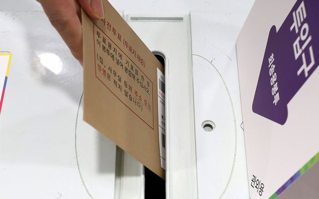 21대 대통령선거 사전투표 투표율이 주목된다. 사진은 대구에서 투표하는 유권자. /사진=뉴시스