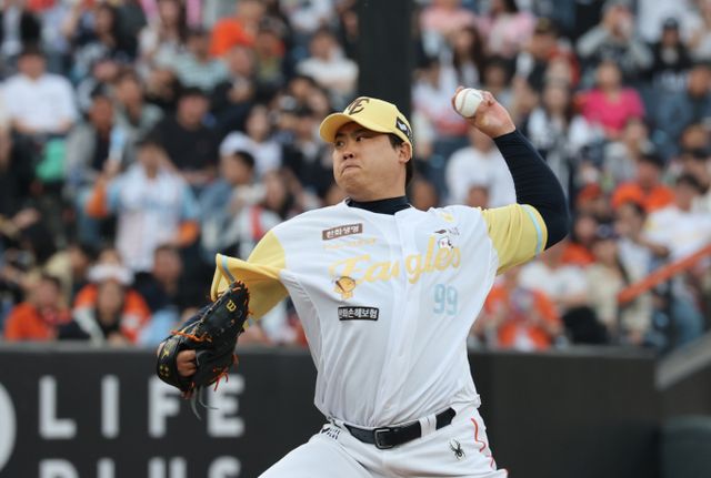 한화 이글스가 NC다이노스와의 주말 3연전 1차전 선발투수로 류현진을 예고했다. 사진은 한화에서 활약 중인 류현진의 모습. /사진=뉴스1