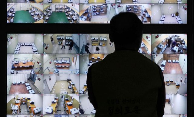 중앙선거관리위원회가 제21대 대통령 선거 사전투표 첫날 발생한 관리부실을 인정하고 대국민 사과를 했다. 사진은 제21대 대통령선거 사전투표 첫날인 29일 오후 서울 종로구 서울시선관위에서 시민단체 ‘시민의눈’ 관계자가 사전투표함 보관장소(왼쪽)와 우편투표함 보관장소 CCTV를 바라보고 있는 모습. /사진=뉴스1