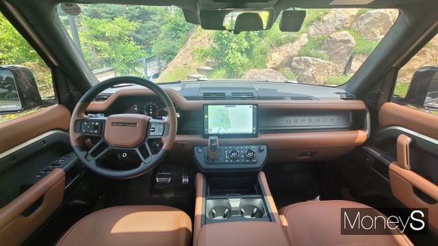 올 뉴 디펜더 OCTA의 실내는 탁월한 오프로드 성능과 대비되는 고급감이 묻어난다. /사진=김창성 기자