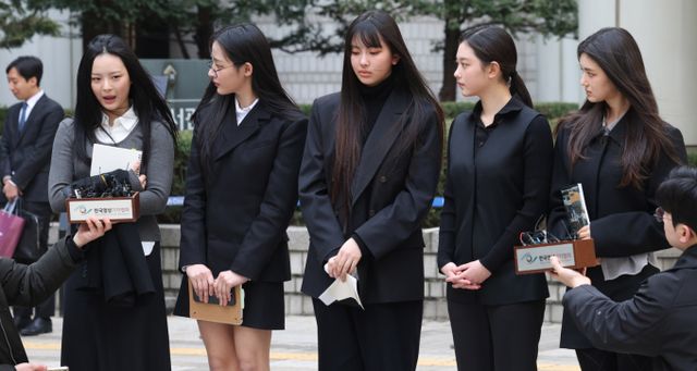 어도어와 법정 분쟁 중인 뉴진스가 독자활동 1회당 배상금 10억원을 내야한다는 판결을 받았다. 사진은 지난 7일 서울 서초구 서울중앙지방법원에서 열린 심문기일에 참석한 뉴진스(왼쪽부터 하니, 민지, 혜인, 해린, 다니엘)의 모습. /사진=뉴시스
