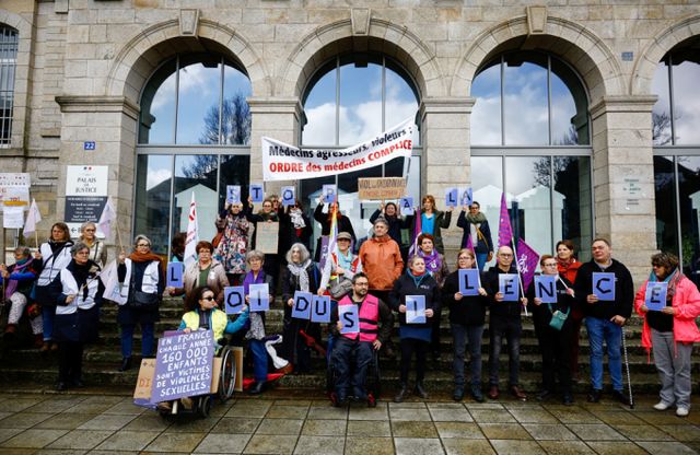  아동 환자 299명을 성폭행한 혐의로 기소된 프랑스 전직 외과 의사가 법원으로부터 징역 20년을 선고받았다. 사진은 지난 2월24일(현지시각) 프랑스 브르타뉴 반 법원 앞에서 299명 아동 환자를 성폭행한 혐의를 받는 외과의사 조엘 르 스콰르넥의 첫 재판 당일 시위대들이 현수막을 들고 있는 모습. /사진=로이터